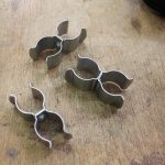 Clip d'assemblage de grilles d’exposition