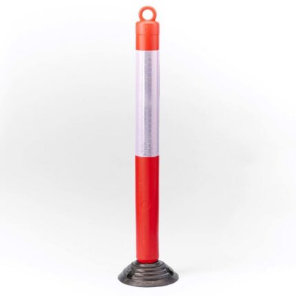 Poteau de signalisation sur base flexible avec anneau passe chaîne