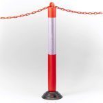 Poteau de signalisation sur base flexible avec anneau passe chaîne