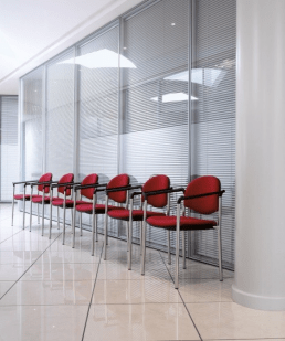 eline situation Chaise ELINE piètement noir dossier et assise en enduit M2