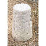 Borne rustique en béton